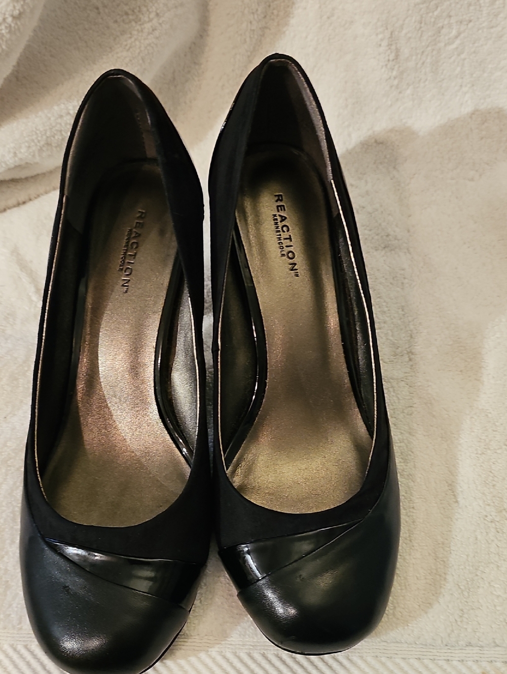 Kenneth Cole Reaction Black Round-Toe Low Heel Pumps